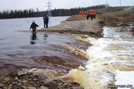 Стихия затопила часть нефепромысловой дороги Стихия затопила часть нефепромысловой дороги